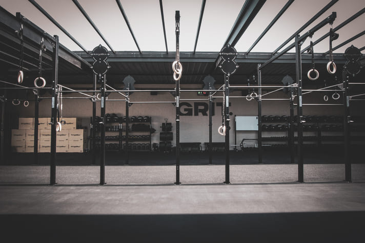 De zijkant view van GRIT. fitnesszaal.
